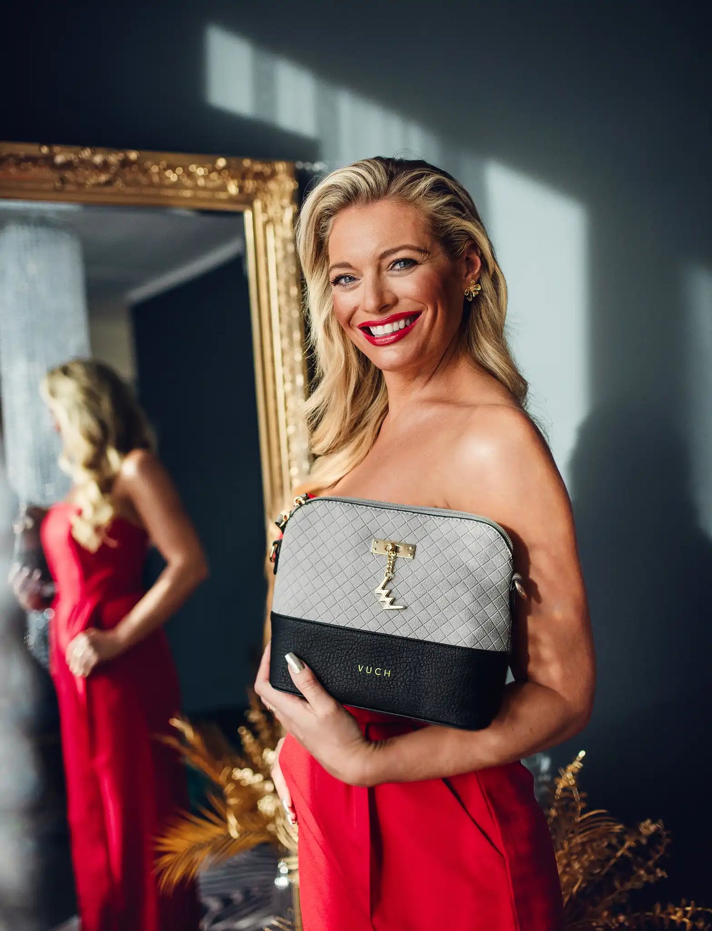 Cara Carrie - Borsa a tracolla con logo decorativo
